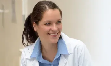 公共卫生护士与病人微笑